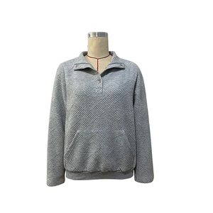 Detailansicht graues Sweatshirt mit Textur, Knopfkragen und praktischer Kängurutasche