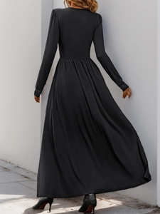 Vue arrière d'une robe longue noire à manches longues avec détails plissés drapés