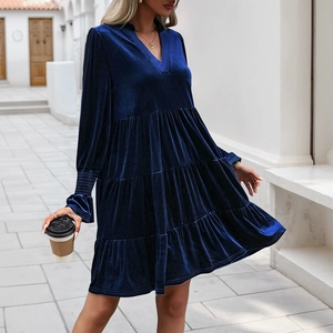 Robe élégante en velours bleu marine à manches longues avec décolleté en V et volants