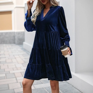 Robe courte élégante en velours bleu foncé avec col en V et jupe à plusieurs niveaux