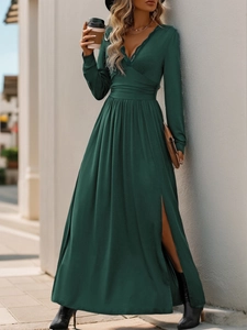 Détail de la dentelle en V et des plis drapés sur cette robe longue vert foncé à manches