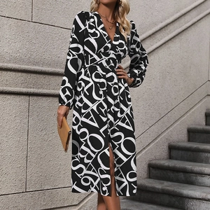 Elegante abito lungo a maniche lunghe con stampa geometrica e spacco frontale a V