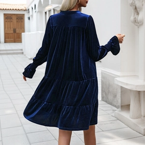 Robe élégante en velours bleu marine à manches longues avec jupe à plusieurs niveaux
