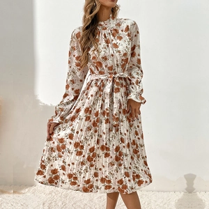 Robe plissée à fleurs manches longues avec col montant et ceinture pour un look vintage