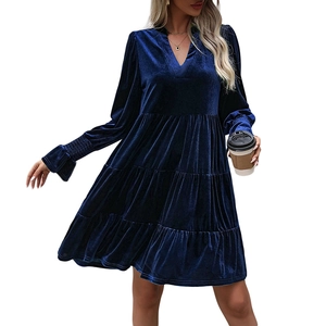 Robe élégante en velours bleu foncé à col en V et jupe à plusieurs niveaux pour femme
