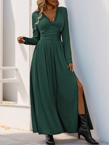 Détail d'une robe verte foncée à col en V avec dentelle et fente latérale haute