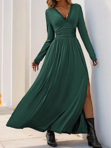 Détail de l'élégant col en V en dentelle et taille plissée sur la robe longue vert foncé