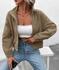 Detail der Waffelstruktur und Metalldruckknöpfe an der braunen Stehkragenjacke für Damen