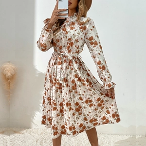 Robe midi plissée à fleurs, col montant et manches longues avec ceinture amovible