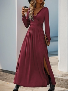 Détail d'une robe maxi bordeaux avec col en V, dentelle délicate et fente latérale