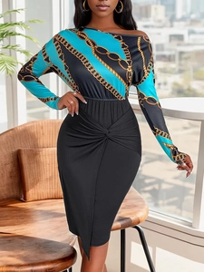 Robe mi-longue élégante à manches longues, imprimé chaîne bleue et détail noué à la taille