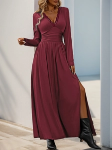 Détails de la robe longue bordeaux avec dentelle au décolleté et fente haute