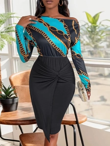 Robe moulante élégante avec imprimé chaîne dorée, taille nouée et encolure bateau chic