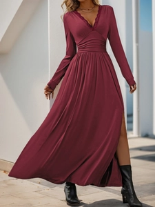 Détail de la robe bordeaux à col en V avec dentelle et fente latérale élégante au design chic