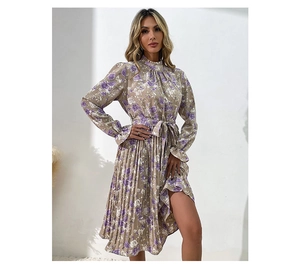 Détail d'une robe fleurie plissée avec col montant et ceinture à nouer en beige