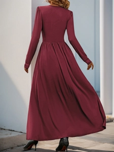 Vue arrière d'une robe maxi bordeaux avec taille plissée et effet drapé fluide chic