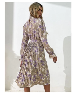 Vue détaillée du dos d'une robe plissée fleurie kaki avec imprimé rose et ceinture