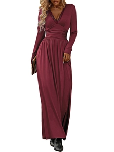 Détail de la robe longue bordeaux à manches longues avec dentelle noire raffinée au décolleté