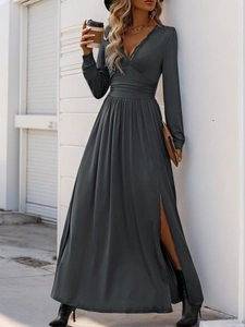Robe longue gris foncé à manches longues avec dentelle au décolleté et fente haute