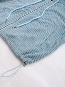 Detailansicht der hellblauen Cord-Struktur mit verstellbarem Kordelzug an der Kapuze