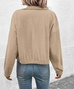 Detail der hellbeige Waffelstrickstruktur bei Damen-Jacke mit Reverskragen