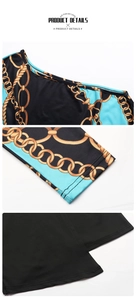 Détail d'une robe élégante noir et bleu avec motif de chaîne dorée et texture du tissu