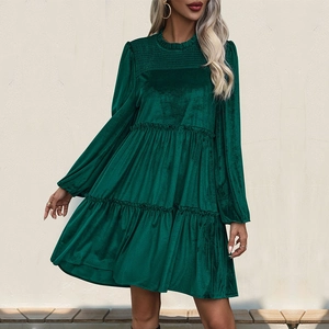 Elegante abito in velluto verde scuro a maniche lunghe con balze e maniche a lanterna