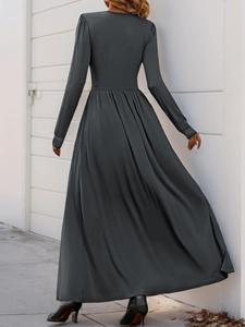 Vue détaillée d'une robe longue plissée gris anthracite avec un drapé fluide et taille cintrée