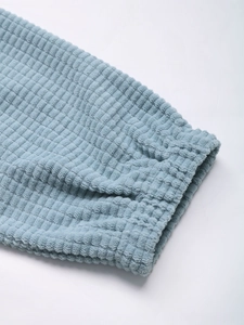 Detailaufnahme des hellblauen Cord-Cardigan-Ärmels mit Waffelstruktur-Struktur