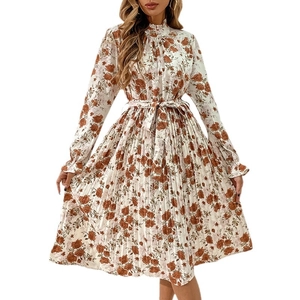 Robe plissée à manches longues et imprimé floral avec col montant et lien à la taille