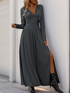 Détail de robe maxi gris foncé avec décolleté en V élégant et bordures en dentelle noire