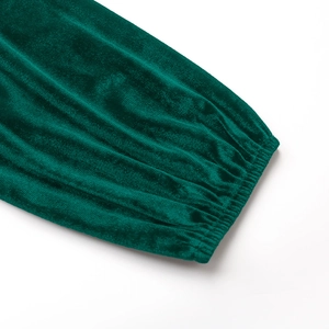 Dettaglio della manica in velluto verde smeraldo con polsino elastico e pieghe eleganti