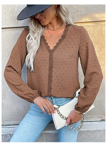 Détail du col en V avec dentelle et texture à pois suisses sur la blouse marron à manches longues