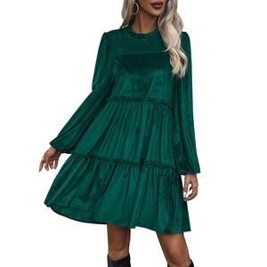 Elegante abito corto in velluto verde scuro con maniche lunghe e gonna a balze