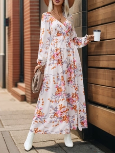 Detail of a floral print maxi dress with V-neckline and elegant long sleeves in white chiffon