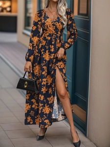 Détail de robe maxi fleurie col en V avec fente haute et manches longues élégantes