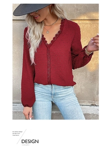 Détail de la blouse bordeaux à pois avec décolleté en V élégant et dentelle