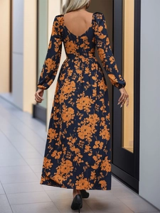 Détail de la robe longue marine à fleurs oranges avec dos carré bas et manches longues