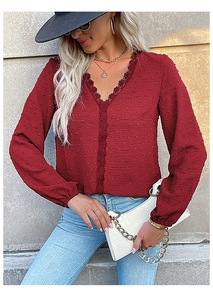 Détail du chemisier jacquard bordeaux avec dentelle en V et manches bouffantes