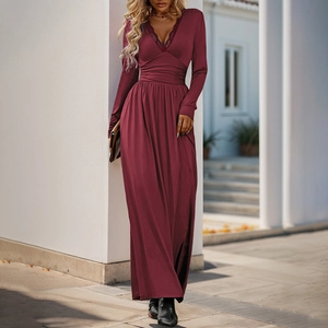 Robe longue élégante bordeaux à manches longues avec décolleté en V et dentelle noire
