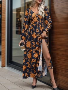Détail d'une robe longue fleurie bleu marine avec col en V et fente latérale chic