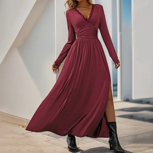 Robe longue bordeaux élégante avec col en V dentelle et fente latérale en tissu drapé
