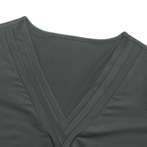 Détail d'un col en V avec tissu plissé et coutures fines sur un haut gris anthracite
