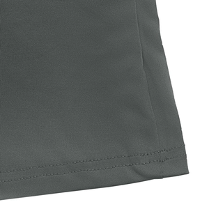 Détails du tissu en maille gris foncé avec double piqûre de précision sur l'ourlet du haut