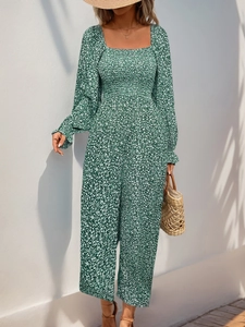 Détail d'une combinaison fleurie verte avec taille haute froncée et décolleté carré chic