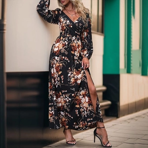 Robe longue fleurie à manches longues avec décolleté en V et fente latérale haute