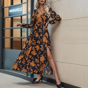 Robe longue élégante à fleurs avec col en V, manches longues et fente haute sur la jambe