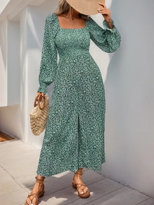 Détail du col carré et de la taille smockée sur une robe longue fleurie verte