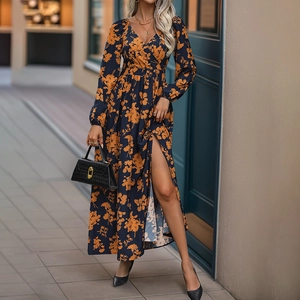 Robe longue élégante à fleurs bleu marine avec manches longues et col en V profond