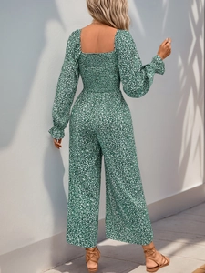 Vue arrière détaillée d'une combinaison fleurie verte avec taille froncée et manches bouffantes